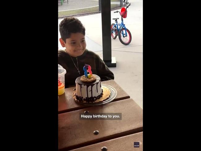 Heartwarming moment strangers sing along to celebrate boy's birthday