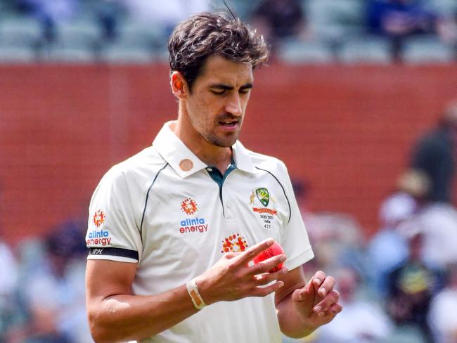 Australian bowler Mitchell Starc gets ready to bowl on day one of the First cricket Test match between Australia and India in Adelaide on December 17, 2020. (Photo by Brenton EDWARDS / AFP) / --IMAGE RESTRICTED TO EDITORIAL USE - STRICTLY NO COMMERCIAL USE--