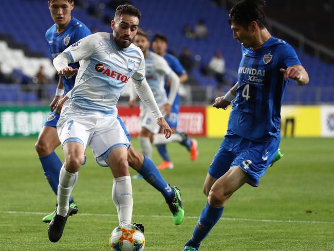 Sydney FC’s Anthony Caceres (left) looks to challenge Ulsan Hyunada’s Kang Min-soo. Picture: Getty Images