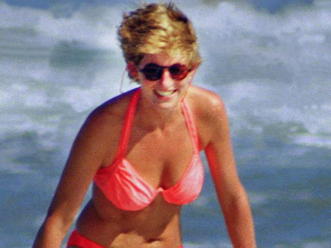 MUST CREDIT GETTYWEB RIGHTS ONLY, ONE TIME  USE - FEE APPLIESSAINT KITTS AND NEVIS - JANUARY 1993:  Diana, The Princess of Wales walks in the sea on January 1993 in the Island of Nevis. (Photo by Julian Parker/UK Press via Getty Images)