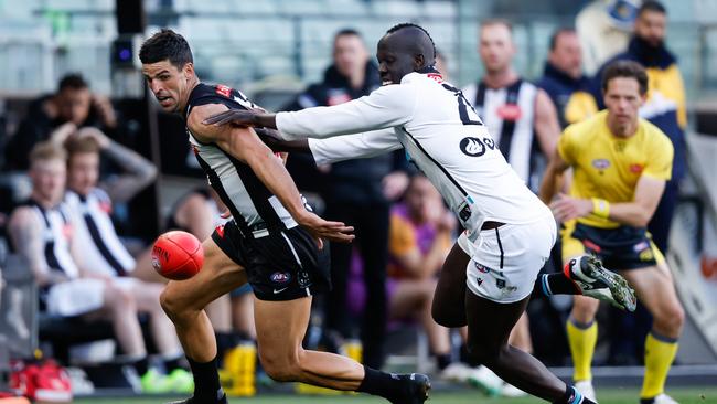 MELBOURNE, AUSTRALIA - APRIL 20: Scott Pendlebury of the Magpies and Aliir Aliir of the Power compete for the ball during the 2024 AFL Round 06 match between the Collingwood Magpies and the Port Adelaide Power at the Melbourne Cricket Ground on April 20, 2024 in Melbourne, Australia. (Photo by Dylan Burns/AFL Photos via Getty Images)