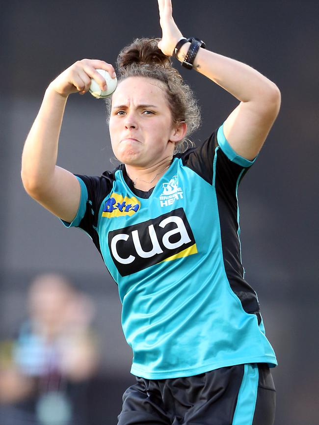 Brisbane Heat’s Kiwi import Amelia Kerr trains in The Gabba nets. Picture: AAP