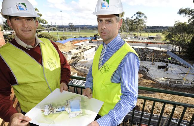 Former Camden Mayor Chris Patterson with an artist’s impression of the 2010 Camden War Memorial Pool redevelopment.