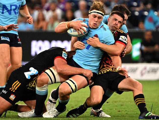 Waratahs' Ned Hanigan (C) is tackled by Chiefs' Brynb Gatland (R) during the Super Rugby match between the New South Wales Waratahs and Chiefs at the Allianz Stadium in Sydney on March 24, 2023. (Photo by SAEED KHAN / AFP) / -- IMAGE RESTRICTED TO EDITORIAL USE - STRICTLY NO COMMERCIAL USE --