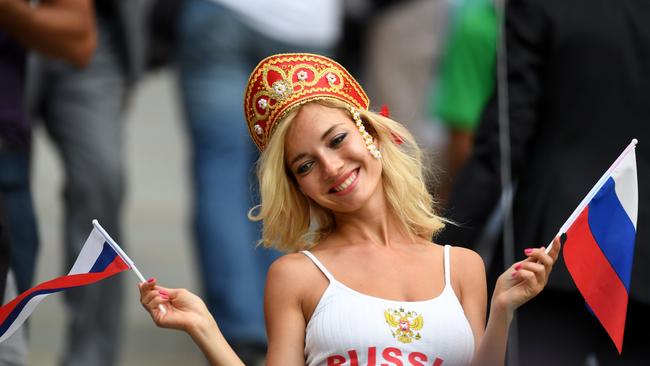 TOPSHOT - A Russia fan poses before the start of the Russia 2018 World Cup Group A football match between Russia and Saudi Arabia at the Luzhniki Stadium in Moscow on June 14, 2018. / AFP PHOTO / Patrik STOLLARZ / RESTRICTED TO EDITORIAL USE - NO MOBILE PUSH ALERTS/DOWNLOADS