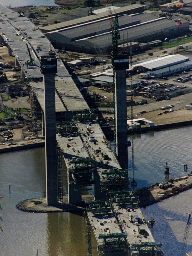 A small island of 200,000 tonnes of gravel is built in the middle of the Yarra River to build the Bolte Bridge.