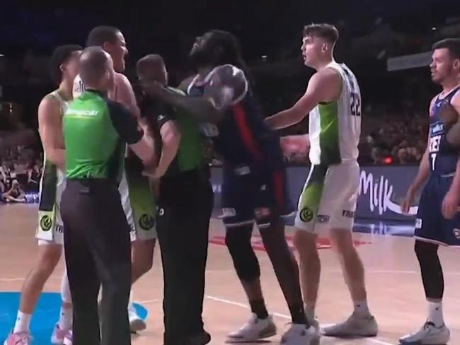 Tensions boil over in NBL as former NBA player makes contact with ref