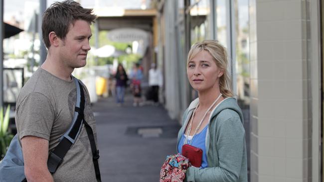 Eddie Perfect and Asher Keddie in a scene from Channel 10 TV show Offspring.