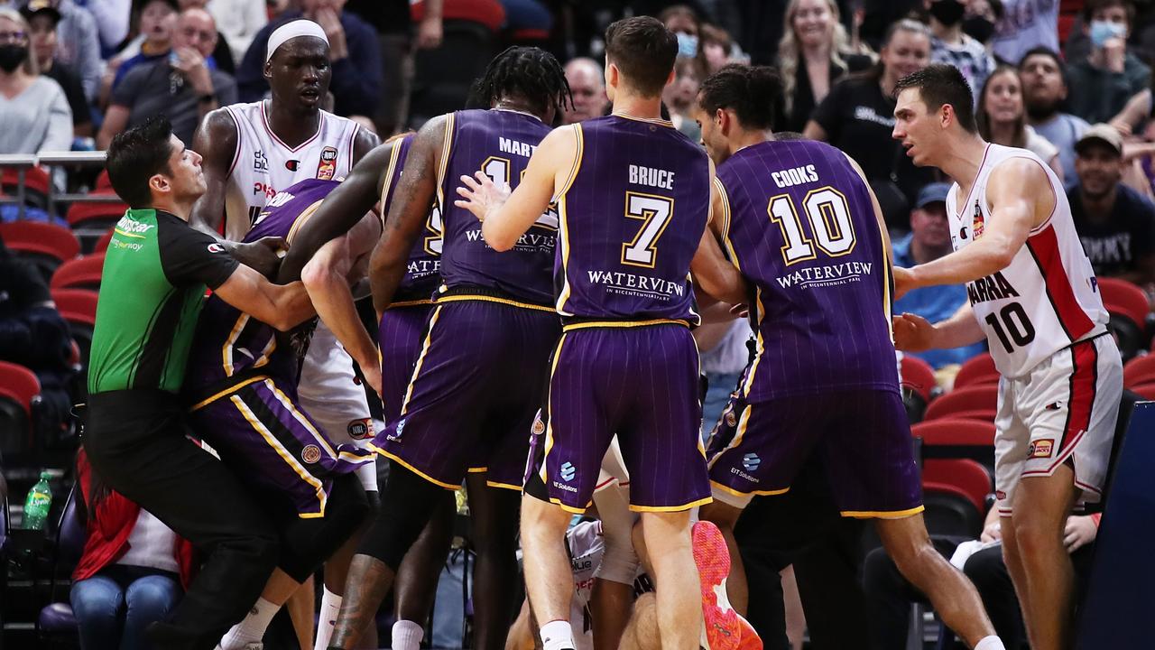 Angus Glover of the Kings and Sam Froling of the Hawks scuffle on the court. (Photo by Matt King/Getty Images)