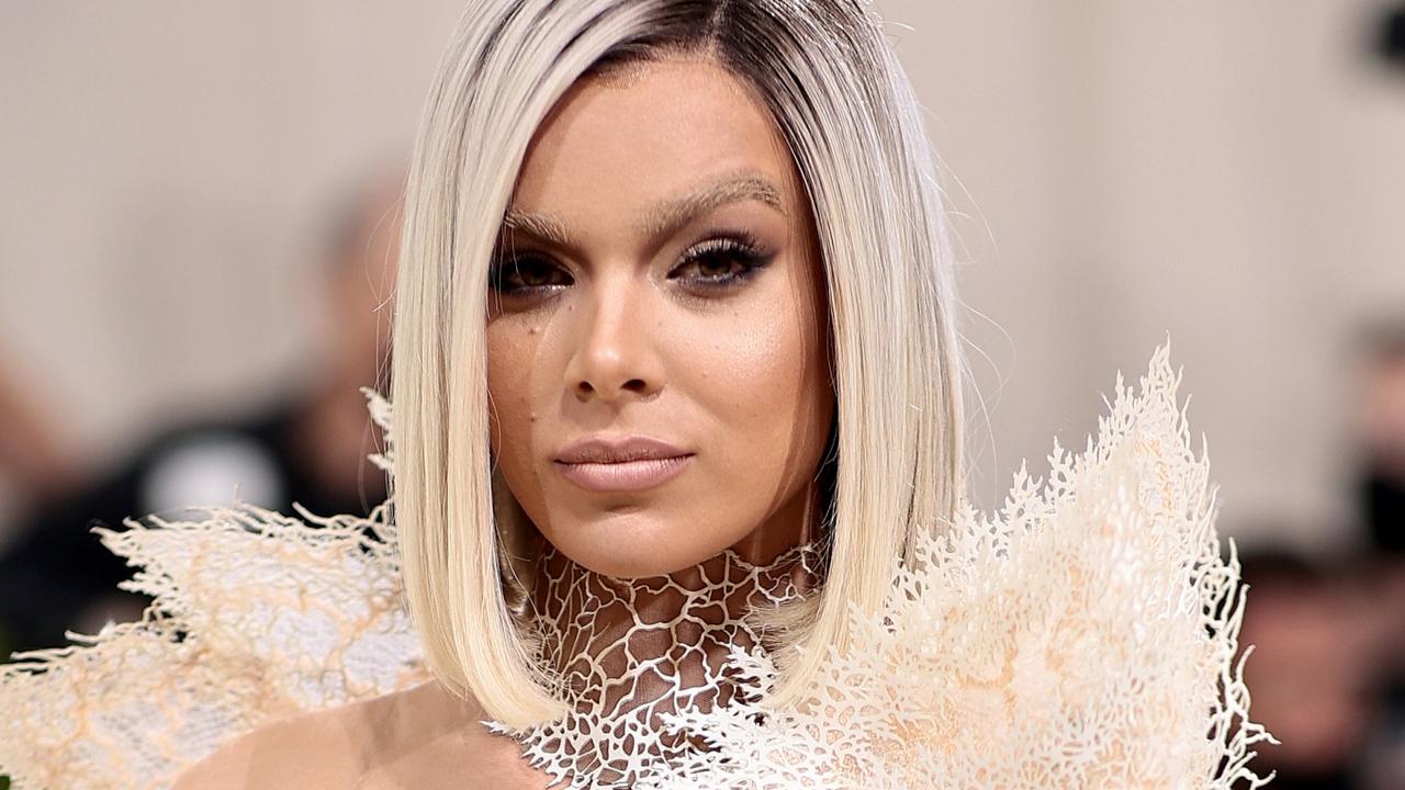 Met Gala 2021 Hailee Steinfeld debutta con un nuovo look completamente