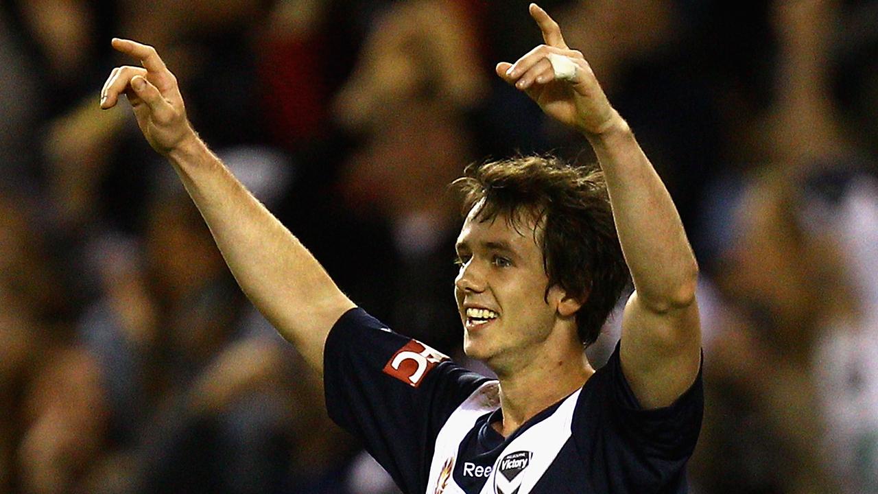 Robbie Kruse has returned to Melbourne Victory on a two-year deal.