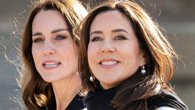 Crown Princess Mary of Denmark (R) and Britain's Catherine (L), Duchess of Cambridge, cross the courtyard on their way to a private lunch at Amalienborg Castle in Copenhagen on February 23, 2022 as part of her two-day visit to Denmark. (Photo by Liselotte Sabroe / Ritzau Scanpix / AFP) / Denmark OUT