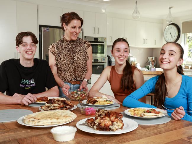 Daily Telegraph. 09, November, 2022.The Procter family, Natalie with kids Max 16, Lily, 14, Holly, 12, having dinner at home in Castle Hill, today.Picture: Justin Lloyd.