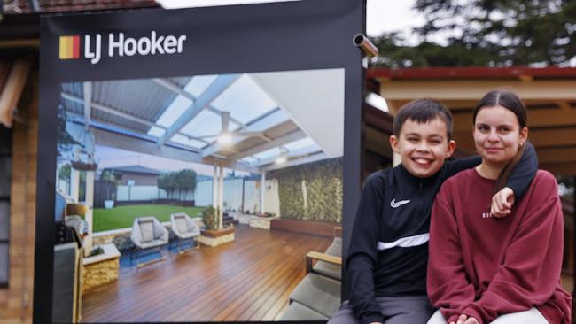 WEEKEND TELEGRAPHS- 15/9/22  MUST CHECK WITH PIC EDITOR JEFF DARMANIN BEFORE USING -Maz and Grant Eirth with kids Abigail and Lucas pictured at their home in Padstow which will go under the hammer in few weeks. Picture: Sam Ruttyn