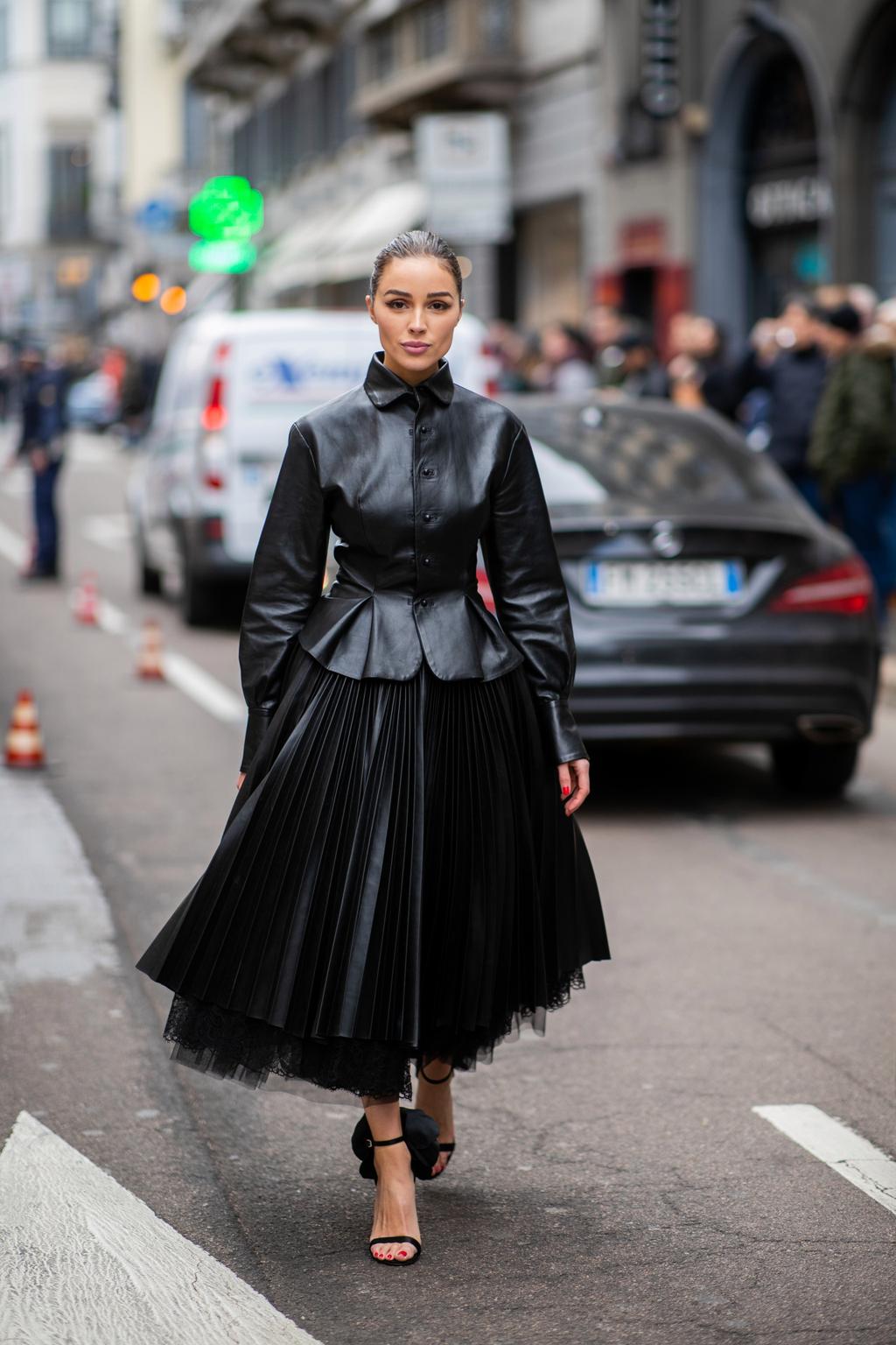 Pleated skirt and outlet leather jacket