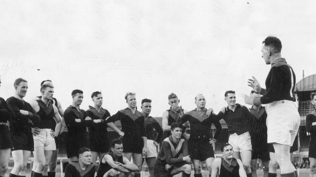 02/04/1947. Melbourne coach Checker Hughes talks to team. Frank Hughes.