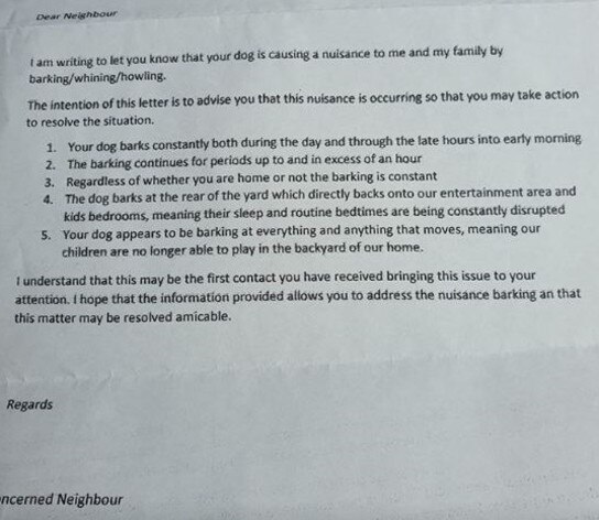 A woman has totalyl lost it agfter her neighbour trold her off in a condescending note about her barking dog.