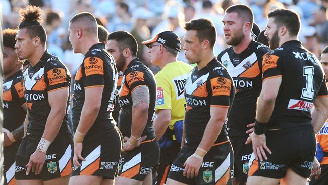 Dejected Wests Tigers after a Cronulla Sutherland Sharks try during the round 24 NRL match between the Cronulla-Sutherland Sharks and the Wests Tigers, at Remondis Stadium, Cronulla, Saturday, Aug. 22, 2015. (AAP Image/Craig Golding) NO ARCHIVING, EDITORIAL USE ONLY