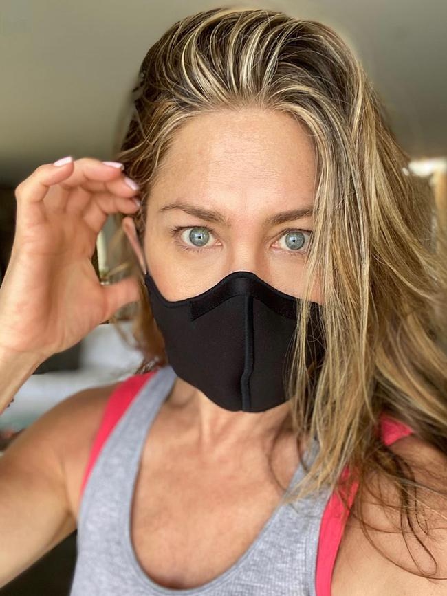 Jennifer Anniston wearing a face mask . Picture: Instagram