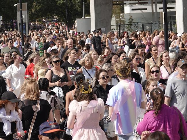 MELBOURNE,AUSTRALIA-NewsWire Photos 16 FEBRUARY, 2024: Taylor Swift fans (SwiftiesÃ¢â¬â¢ ) gather around MSG for her first concert in Australia.  Picture : NCA NewsWire / Valeriu Campan