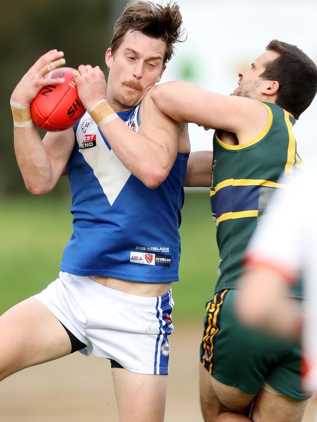 Athelston’s Luke Rander marks despite pressure from Thomas Evans in last year’s division three grand final. Photo: Calum Robertson