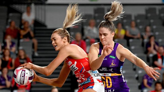 BRISBANE, AUSTRALIA – SEPTEMBER 05: Helen Housby of the Swifts and Kim Jenner of the Firebirds compete for the ball during the round ten Super Netball match between the NSW Swifts and the Queensland Firebirds at Nissan Arena on September 05, 2020 in Brisbane, Australia. (Photo by Bradley Kanaris/Getty Images)