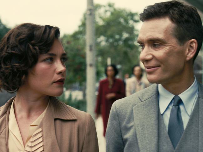 L to R: Florence Pugh is Jean Tatlock and Cillian Murphy is J. Robert Oppenheimer in OPPENHEIMER, written, produced, and directed by Christopher Nolan.