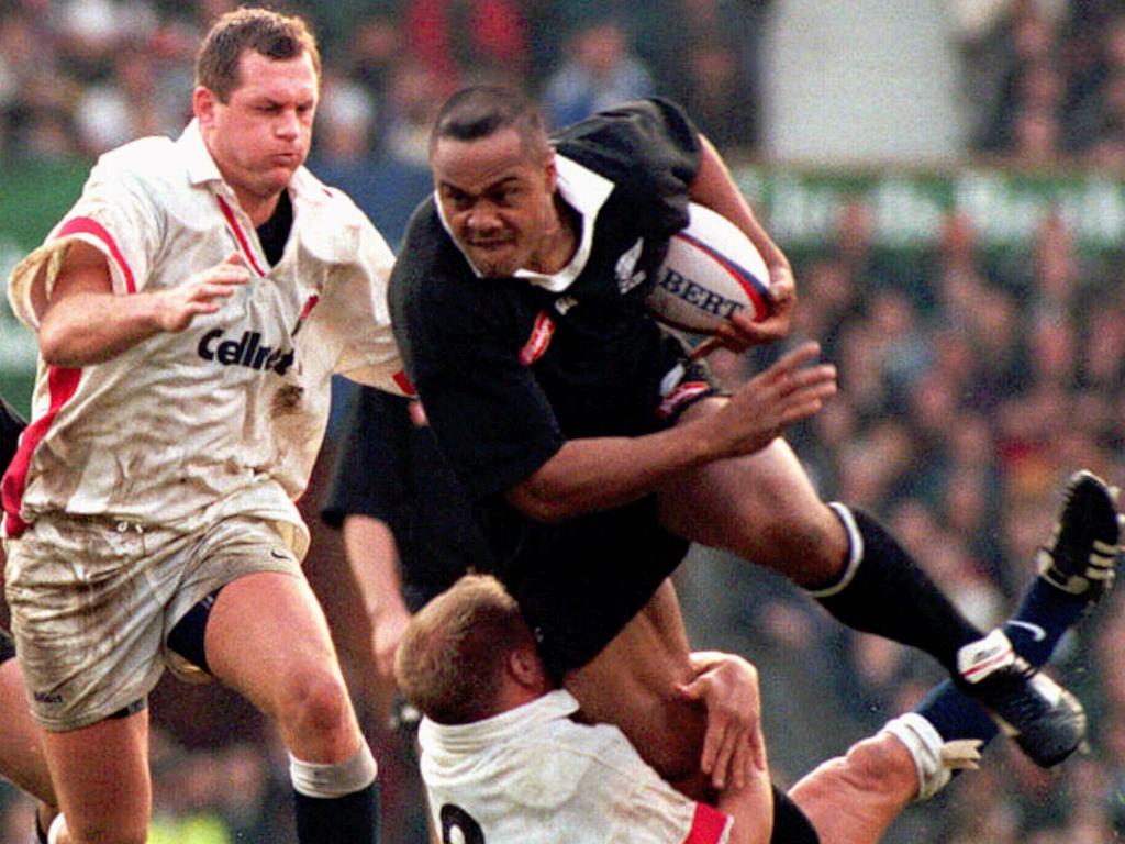 Jonah Lomu takes on the England defence in 1997.