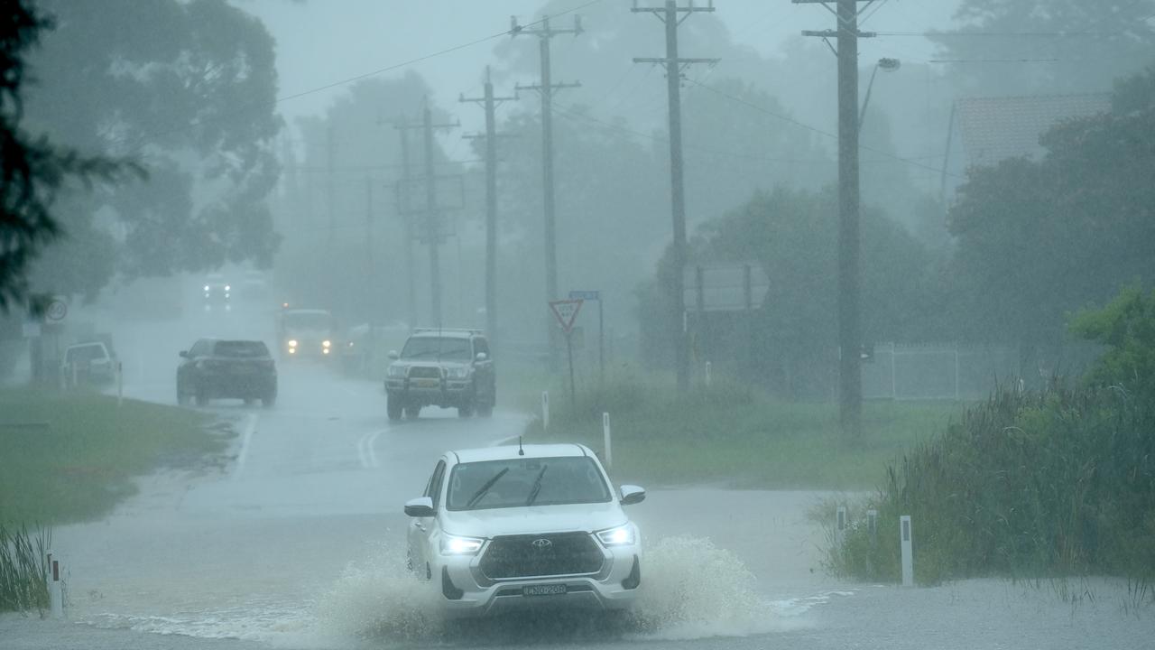 Water levels begin to rise in Pitt Town as residents prepare for the potential flooding. Picture: NCA NewsWire / Jeremy Piper