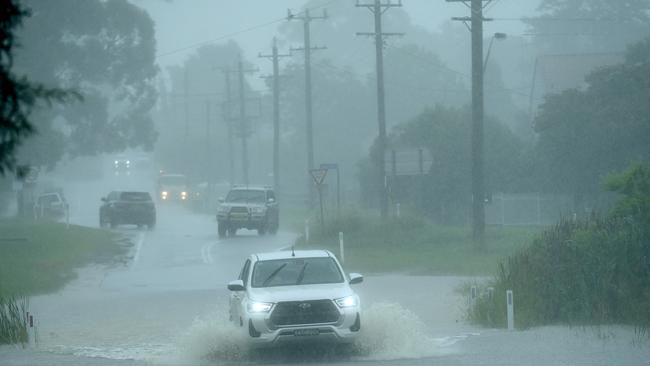 Water levels begin to rise in Pitt Town as residents prepare for the potential flooding. Picture: NCA NewsWire / Jeremy Piper