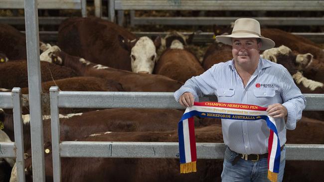 Herefords Australia vice chairman Marc Greening with the best-presented pen at Wodonga on January 6, offered by David Sleigh. Picture: Zoe Phillips