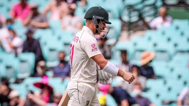 Australia's David Warner walks off the ground after being dismissed by India's Mohammed Siraj during on day one of the third cricket test match at the Sydney Cricket Ground (SCG) between Australia and India on January 7, 2021. (Photo by DAVID GRAY / AFP) / --IMAGE RESTRICTED TO EDITORIAL USE - NO COMMERCIAL USE--