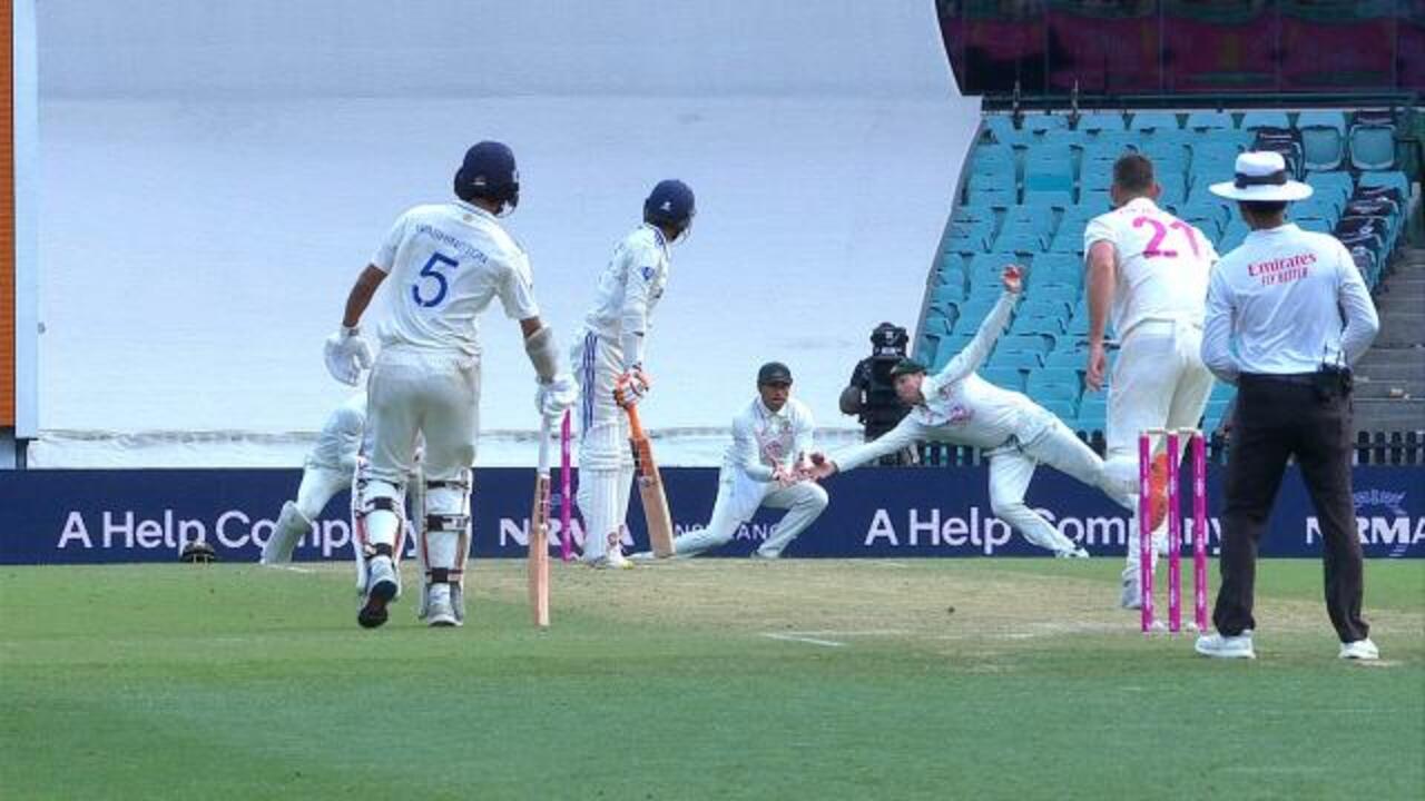 Smudge blows Khawaja's simple catch!