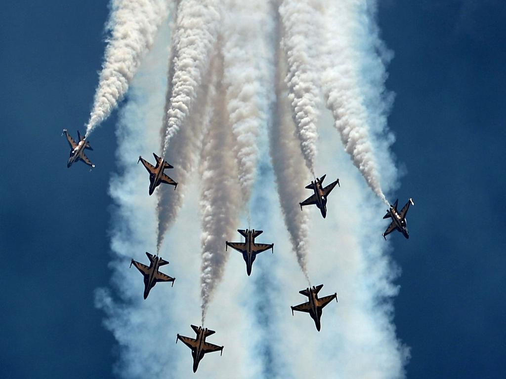 South Korea’s Black Eagles aerobatics team flying KAI T-50B aircraft perform an aerial display during the Singapore Airshow at the Changi exhibition centre in Singapore on February 16, 2016. AFP PHOTO / ROSLAN RAHMAN / AFP / ROSLAN RAHMAN