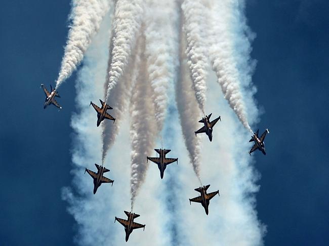 South Korea’s Black Eagles aerobatics team flying KAI T-50B aircraft perform an aerial display during the Singapore Airshow at the Changi exhibition centre in Singapore on February 16, 2016. AFP PHOTO / ROSLAN RAHMAN / AFP / ROSLAN RAHMAN