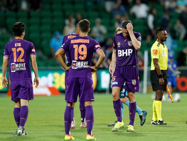The Perth Glory players look dejected after losing the Round 7 A-League match between Perth Glory and Sydney FC at HBF Park in Perth, Saturday, November 23, 2019. (AAP Image/Gary Day) NO ARCHIVING, EDITORIAL USE ONLY