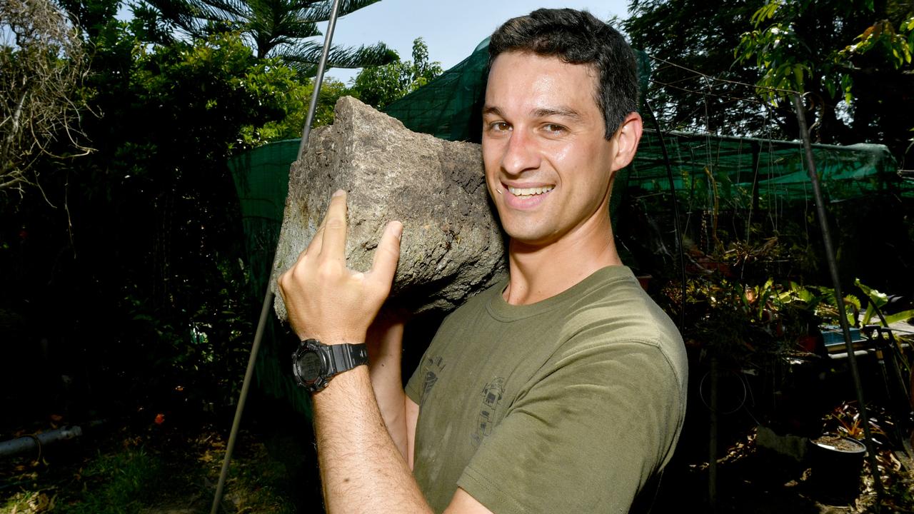 3RAR soldier Private Riccardo Stefani helps to clear up Emma Aldridge's backyard. Picture: Evan Morgan