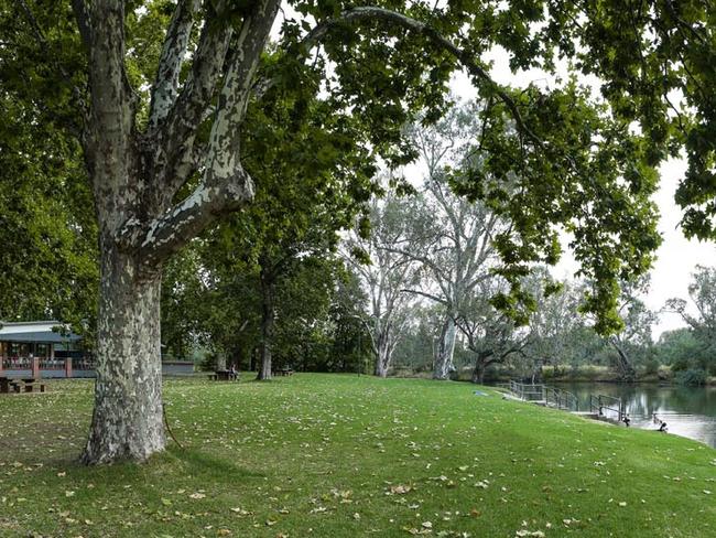 Dining by the banks of the Murray River is a tranquil delight.