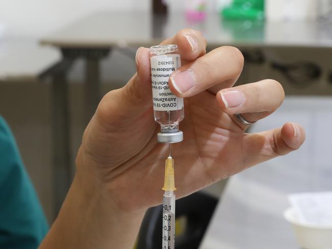 MELBOURNE, AUSTRALIA - NewsWire Photos, MAY 17. 2021: New COVID-19 Vaccination Hub at the Melbourne Showgrounds. Staff prepare the vaccinations. Picture: NCA NewsWire / David Crosling