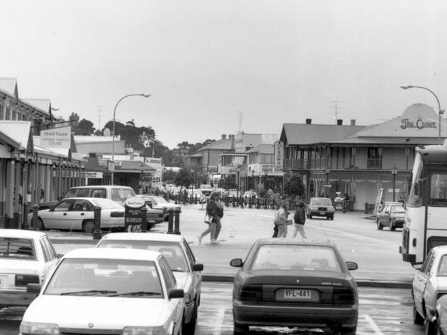 The main street of Victor Harbor in 1992.