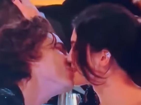 Kylie’s PDA after sneaky Globes entrance