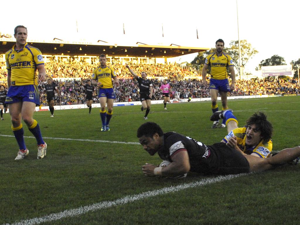 Panther Junior Tia Kilifi scores the winning try in a 2009 match against the Parramatta Eels.