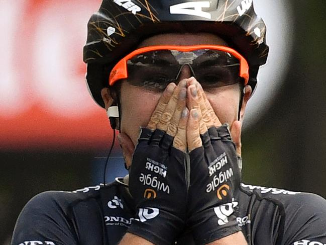 Australia's Chloe Hosking celebrates as she crosses the finish line and winning the third edition of La Course by Le Tour de France 89 kilometers women one day cycling race on July 24, 2016 on the Champs Elysees avenue in Paris. / AFP PHOTO / LIONEL BONAVENTURE / AFP PHOTO / LIONEL BONAVENTURE