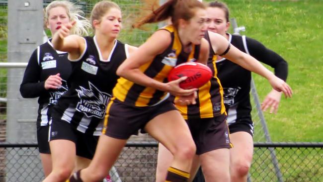 Hawthorn’s Sarah Delbosc bursts clear of her Ivanhoe pursuers. Picture: Phil Skeggs.