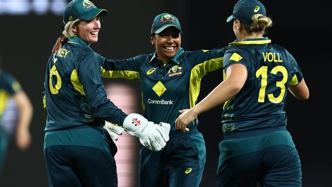 SYDNEY, AUSTRALIA - JANUARY 20: Australia celebrates winning game one of the Women's Ashes T20 International series between Australia and England at Sydney Cricket Ground on January 20, 2025 in Sydney, Australia. (Photo by Jeremy Ng/Getty Images)