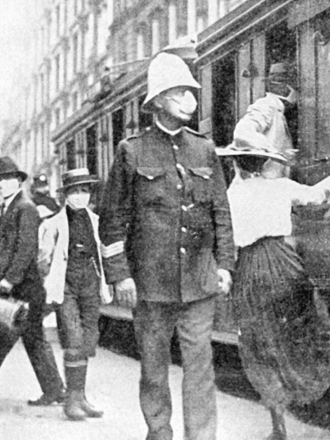 People in masks on George Street during the Spanish Flu epidemic of 1918-1919.