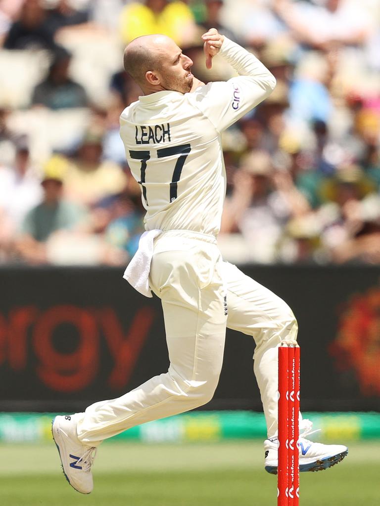Jack Leach melontarkan pukulan defensif kepada Australia.