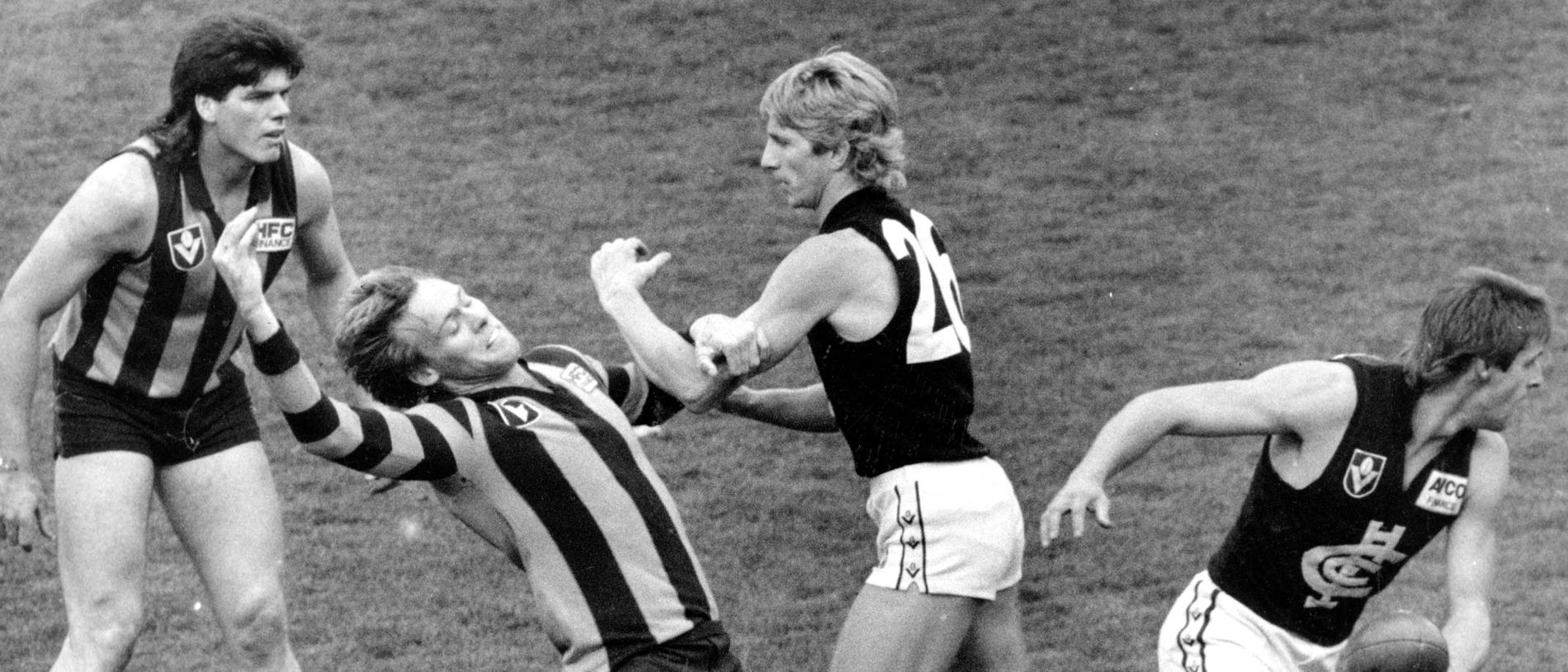 David Rhys-Jones clashes with Peter Curran in the 1986 Grand Final.