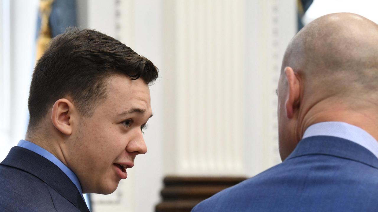 Kyle Rittenhouse talks to defence lawyer Corey Chirafisi. (Photo by POOL / GETTY IMAGES NORTH AMERICA / Getty Images via AFP)