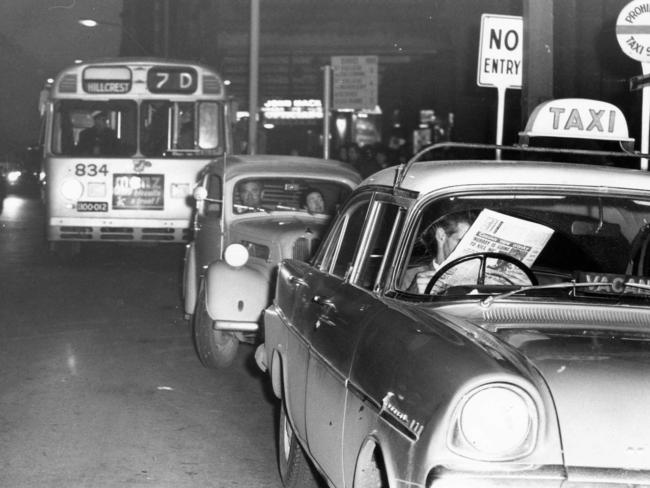 A bus, a car and a taxi in King William Street, 1965.